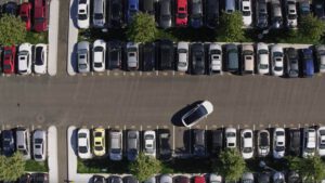 Musk says by 2019, Tesla’s Summon feature will allow cars to park themselves