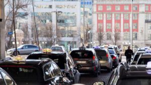World first: All Oslo taxis will be electric and charging wirelessly from 2023