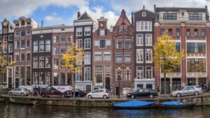Amsterdam bans all petrol and diesel cars and motorbikes from 2030