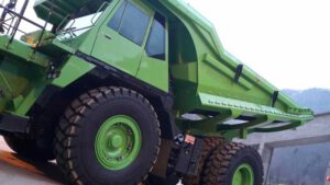 Wanted by mining giants: A 500-tonne electric haul truck that is easily charged