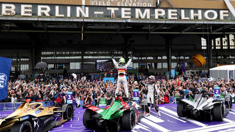 Crowds watching on as Lucas di Grassi (Audi Sport ABT Schaeffler) leads the field at the 2019 BMW i Berlin E-Prix presented by CBMM Niobium. Supplied