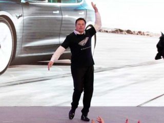 Musk dances at Shanghai first Model 3 delivery event. Source: @flcnhvy