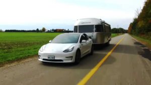 “Absolutely wild”: Tesla Model 3 tows massive 2.7 tonne Airstream caravan