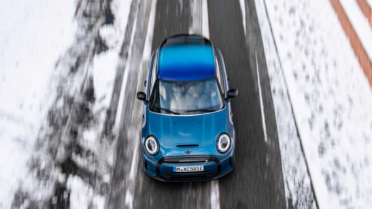 New Mini electric hatch with multi-tone roof. Source: BMW