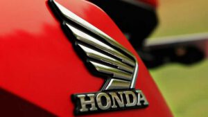 Big motorcycle brands join forces to make universal swappable batteries