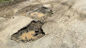 “Look out!”: Mercedes says its electric EQS can dodge potholes