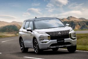 Mitsubishi extends electric range of plug-in Outlander, drops ICE versions