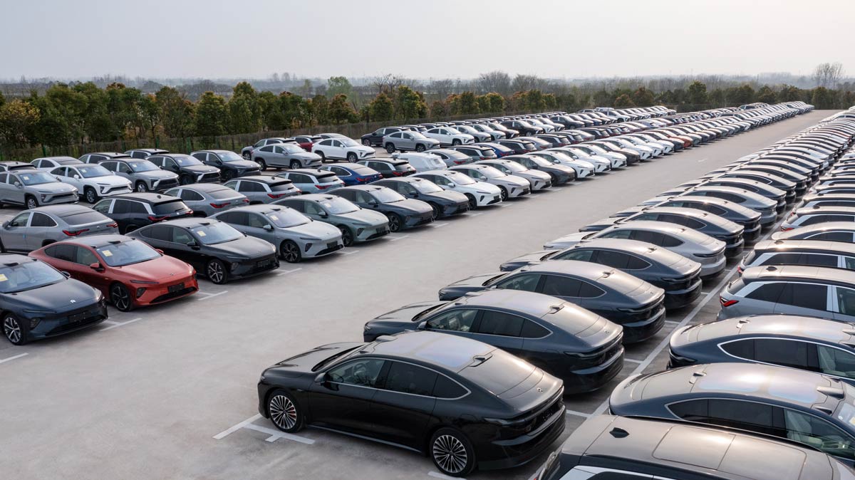 ET7s lined up prior to delivery. Source: Nio