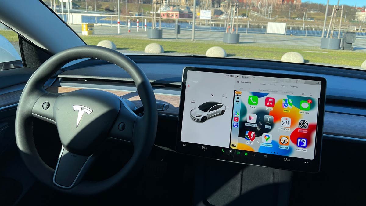 Tesla에서 Apple CarPlay 또는 Android Auto를 사용하고 싶으십니까?  방법은 다음과 같습니다.