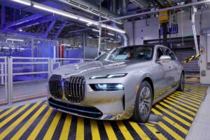 BMW begins production of fully electric i7