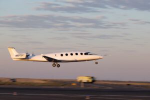 All-electric plane completes “historic” maiden flight, carriers start signing up