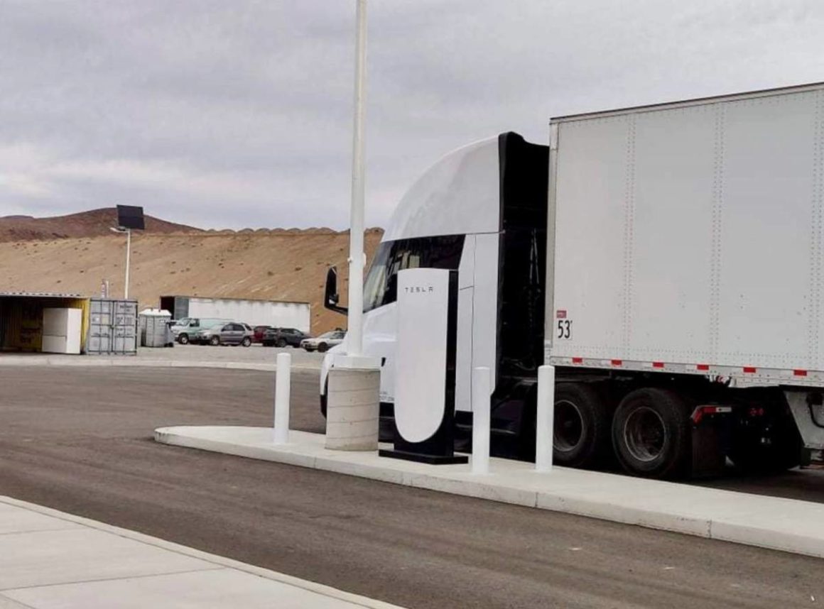 Tesla Semi Megacharger