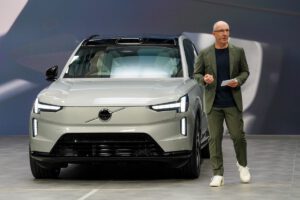 Release of Volvo EX90 EV delayed due to software development challenges