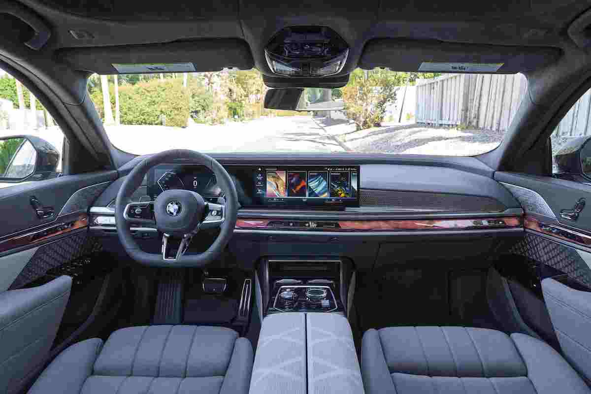 BMW I7 driver’s screens and interaction bar (LHD model)