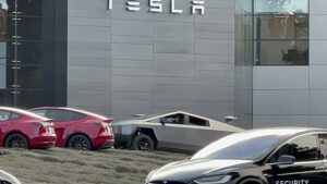Up the grassy hill: High-riding Tesla Cybertruck seen “off-roading” at new HQ