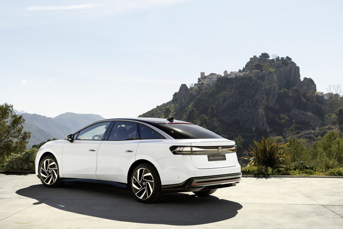 Volkswagen officially premiers the luxury ID.7 electric limousine