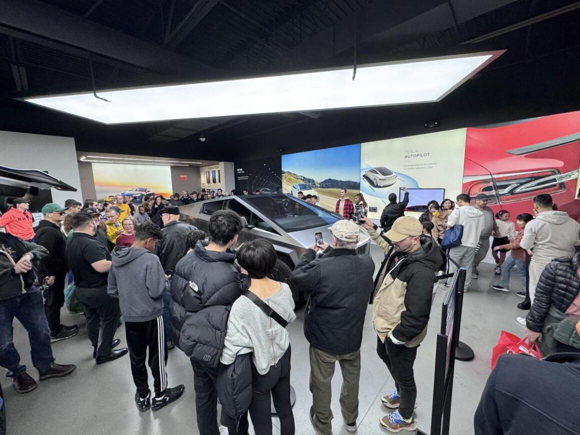 Tesla Cybertruck Viewing Sawyer M