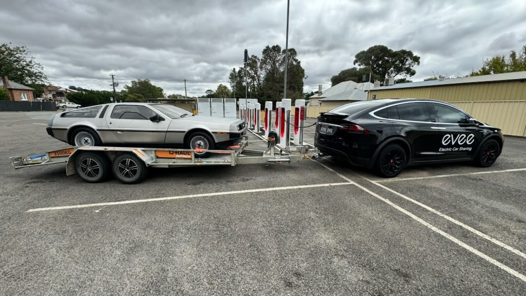 Tesla перевезла свой полностью электрический Delorean из Канберры в Мельбурн для презентации Формулы-1.