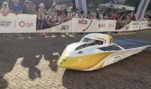 Fleet of high-tech solar cars head off under the Top End sun