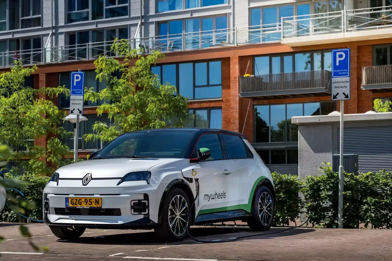 World-first vehicle-to-grid, electric car share service proves a hit in solar capital