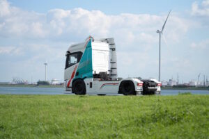 BYD unveils flagship electric heavy truck with 600km range, and 1.5 MW Blade battery charging rate