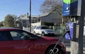 Kerbside EV chargers must be treated like traffic lights to smooth electric car take-up, study finds